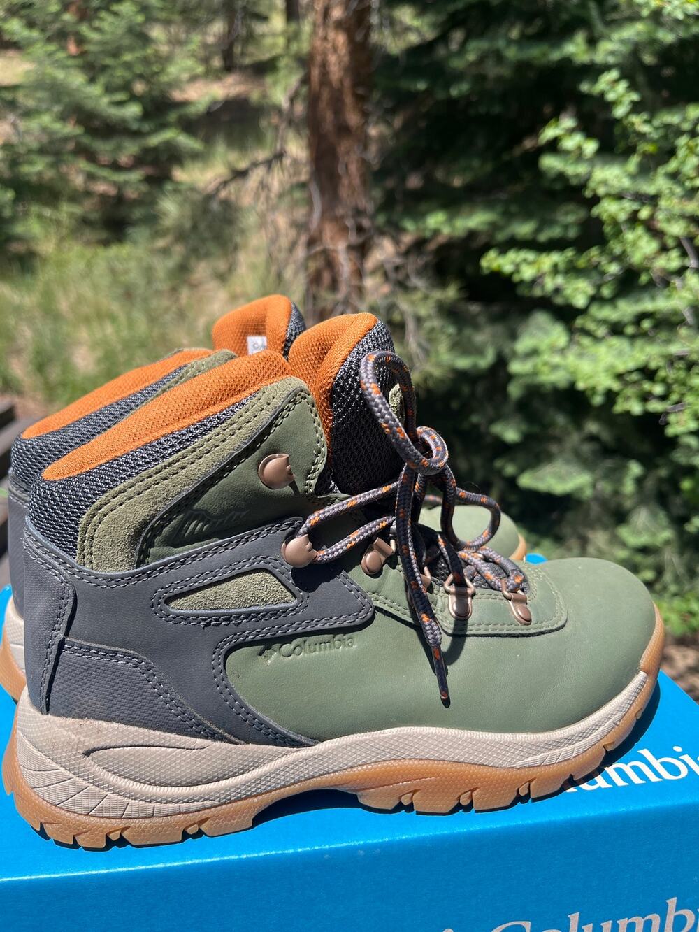 Columbia Newton Ridge Plus Hiking Boots Green Size 8 LIKE NEW